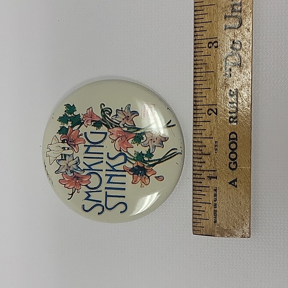 Vintage smoking stinks button pin flower - Picture 1 of 3